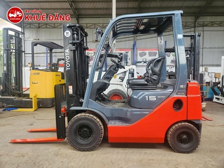 Xe nâng máy dầu 1.5 tấn Toyota 02-8FD15, nâng cao 3m