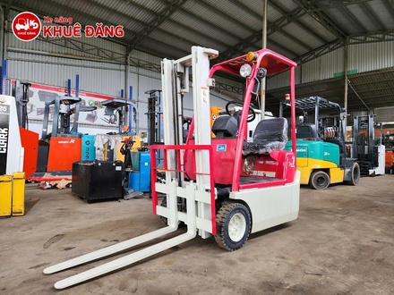 Xe nâng điện ngồi lái 700kg Toyota