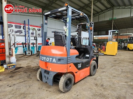 Xe nâng điện ngồi lái 1.5 tấn Toyota 8FB15
