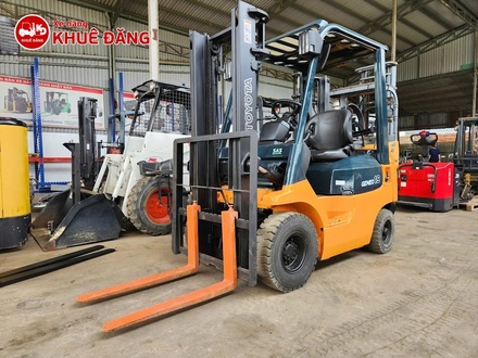 Xe Nâng Xăng Gas 1.5 Tấn Toyota Nhật Bản