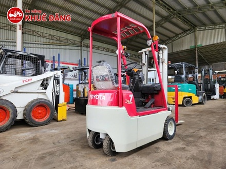 Xe nâng điện ngồi lái 700kg Toyota